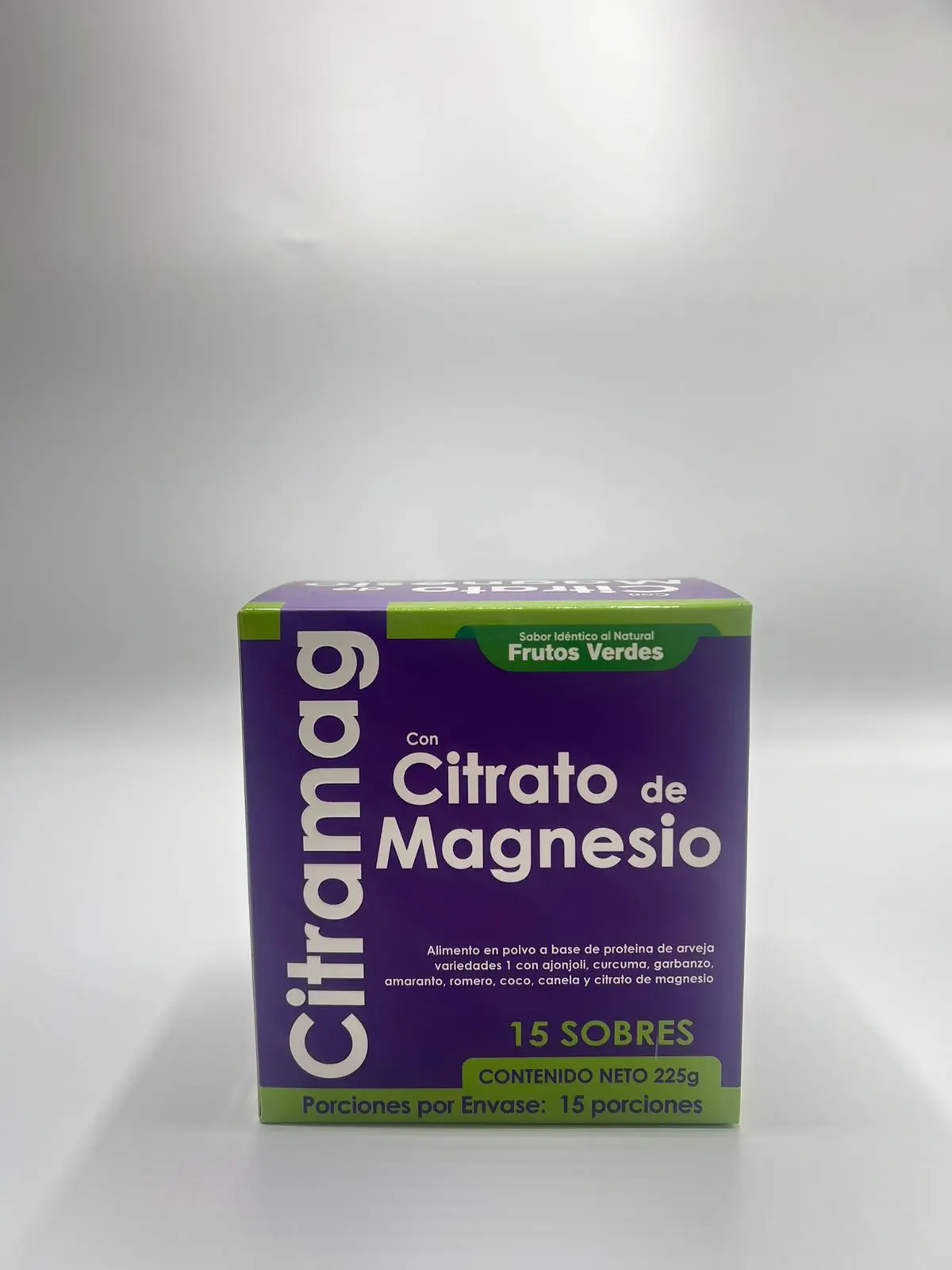 Caja morada y verde de Citramag con citrato de magnesio y proteína de arveja, sabor Frutos Verdes, presentación de 15 sobres y 225 gramos netos.