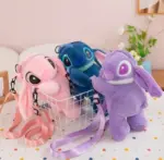Tres bolsos bandolera de peluche con diseño de Stitch y Angel en colores rosa, azul y morado, con correa ajustable dentro de una canasta blanca.