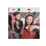 Dos niñas abren regalos navideños usando diademas con apliques de Santa, pino y osito, accesorios festivos de colores brillantes con resortes flexibles.