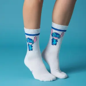 Par de medias deportivas blancas de media caña con diseño tejido de Stitch, borde superior azul y refuerzo en el empeife.