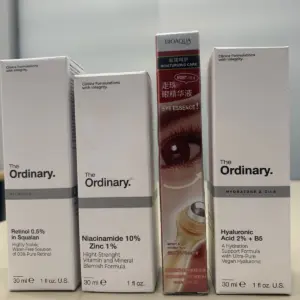 Cuatro cajas de sérum facial y contorno de ojos sobre superficie clara. Incluye retinol 0.5%, niacinamida 10%, ácido hialurónico 2% con B5 de 30 ml y un aplicador BIOAQUA.