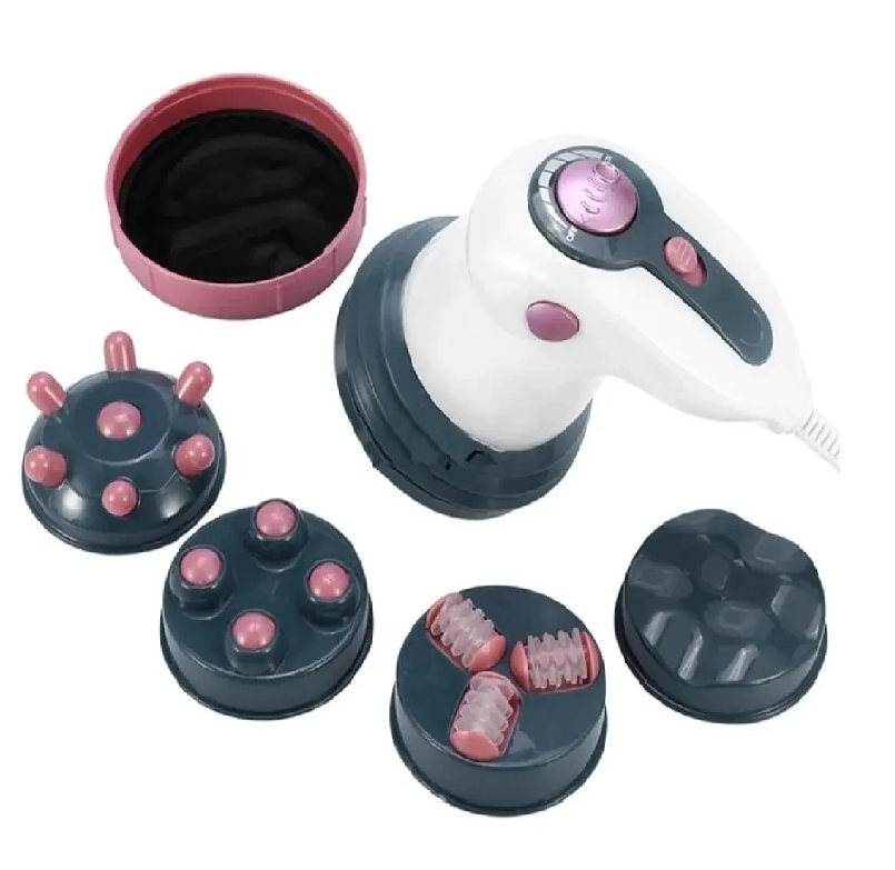 Masajeador corporal eléctrico blanco y gris con motor de intensidad variable, cabezal base instalado, cuatro cabezales intercambiables y una cubierta de malla protectora rosa.