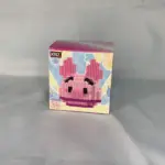 Caja de set de mini bloques de construcción con diseño de cerdito rosa pixelado, marca XINZ, en empaque colorido sobre fondo blanco.
