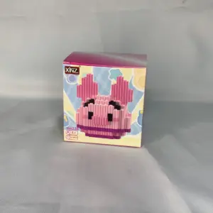 Caja de set de mini bloques de construcción con diseño de cerdito rosa pixelado, marca XINZ, en empaque colorido sobre fondo blanco.