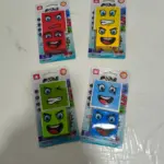 Cuatro empaques de dos cubos magnéticos de madera con expresiones de emociones en colores rojo, amarillo, verde y azul sobre fondo blanco.