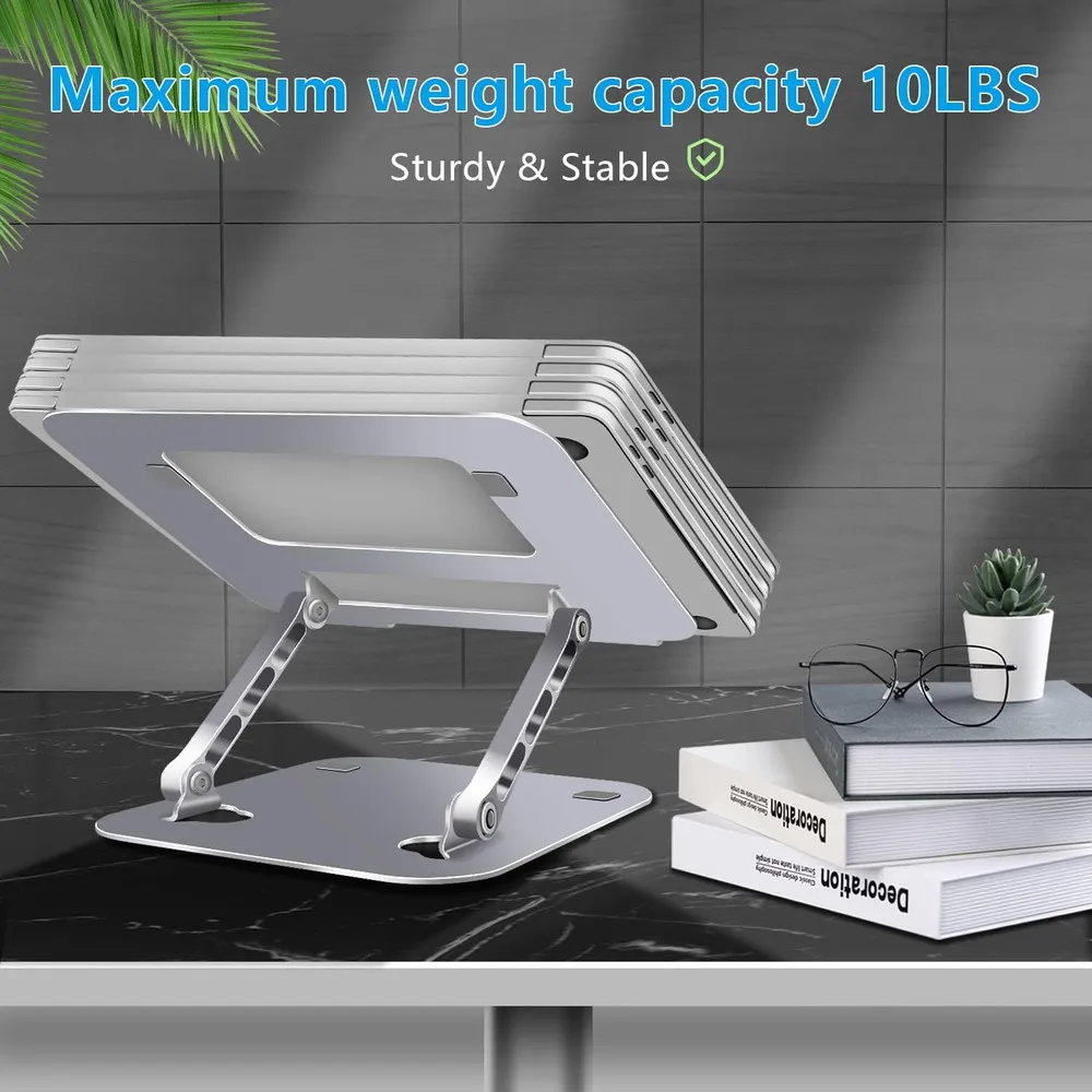 Base metálica portátil de aluminio plateado ajustable con soporte articulado de doble brazo y diseño ergonómico sobre escritorio oscuro.