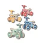 Cuatro triciclos infantiles de cuatro ruedas en colores amarillo, rosa, azul y verde menta, con asientos beige y diseño para equilibrio.