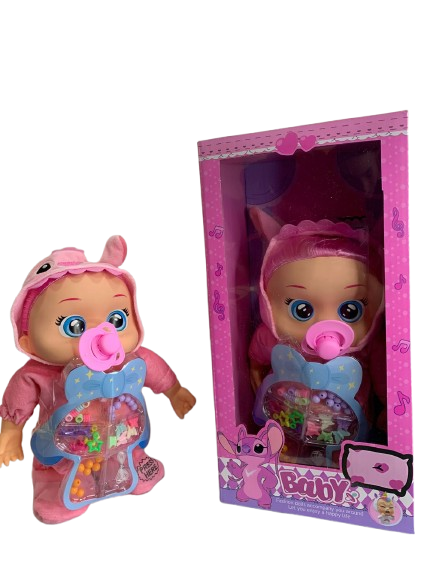 Muñeco bebé rosa estilo Stitch con chupete, vestido con capucha y estuche transparente con accesorios de cuentas en el pecho, junto a su caja.