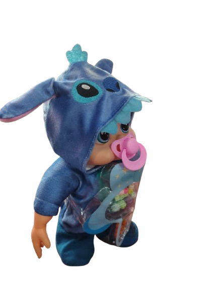 Muñeco bebé articulado con disfraz azul de animal, chupete rosa y accesorio transparente con contenido colorido, mostrado en ángulo lateral.