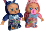 Dos muñecos bebés con capota de orejas largas, uno azul y otro rosa, con un contenedor transparente en el pecho lleno de cuentas y accesorios para manualidades.