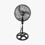 Ventilador de pedestal Altezza negro de 18 pulgadas y 80W, con base redonda perforada, rejilla protectora y tres aspas visibles.