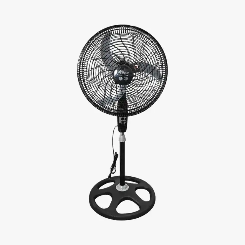Ventilador de pedestal Altezza negro de 18 pulgadas y 80W, con base redonda perforada, rejilla protectora y tres aspas visibles.
