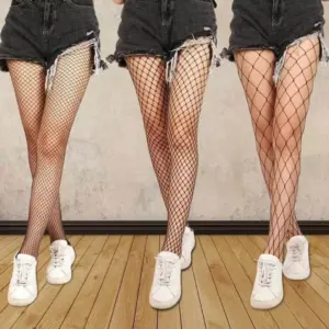 Mallas negras con diferentes tramas de red, desde malla fina hasta rombos grandes, combinadas con shorts de denim y tenis blancos.