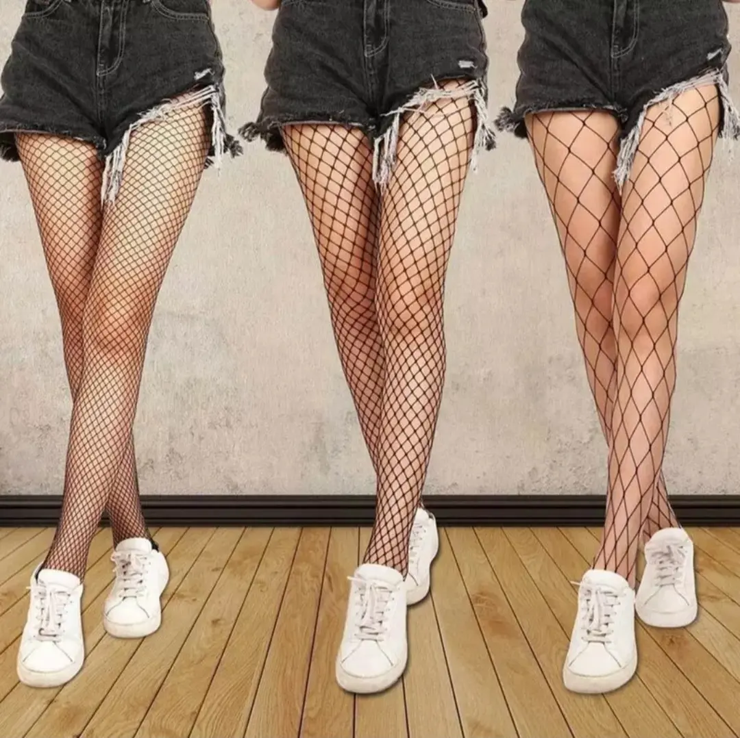 Mallas negras con diferentes tramas de red, desde malla fina hasta rombos grandes, combinadas con shorts de denim y tenis blancos.