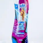 Envase de shampoo de ácido hialurónico Exotic Expert de 2000 ml, diseño colorido, sobre tela blanca.