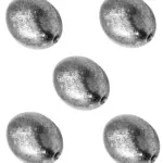 Cinco plomadas de pesca de metal plateado texturizado, forma ovalada con ojal central, dispuestas en patrón simétrico sobre fondo blanco.