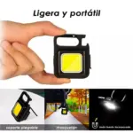 Linterna llavero LED negra, compacta y recargable, con mosquetón, soporte plegable, imán integrado y panel de luz cuadrado de alta intensidad.