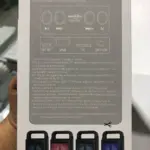 Parte posterior de caja de bocina bluetooth portátil de 3 pulgadas con diagramas de botones, puertos, especificaciones y cuatro unidades en distintos colores.