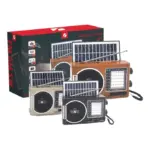 Radio portátil AM FM SW de 3 pulgadas con panel solar superior, antena extensible y parlante frontal, disponible en modelos color negro, marrón y beige frente a su caja de empaque.