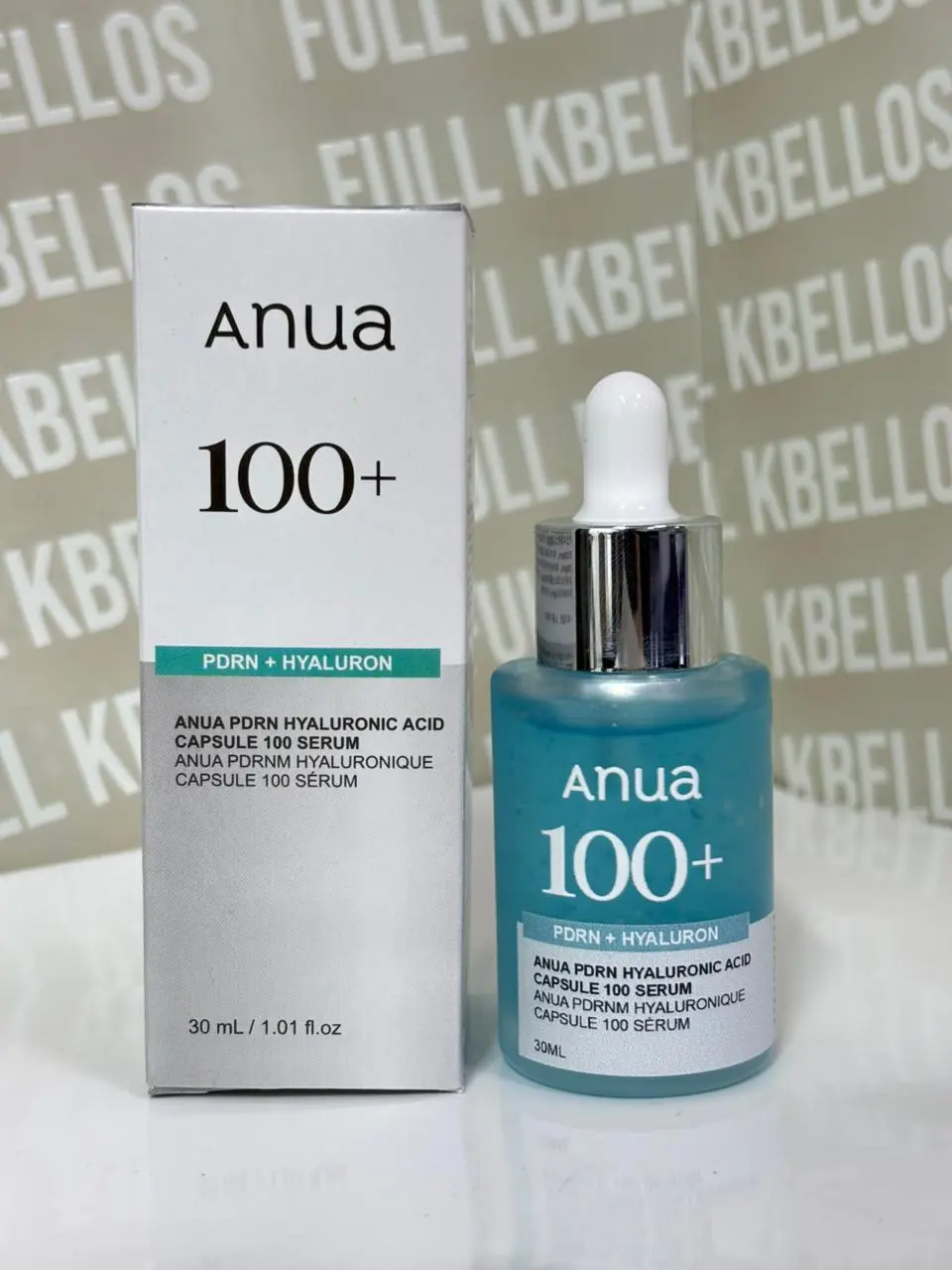 Suero facial hidratante Anua PDRN con ácido hialurónico, frasco azul de 30 ml con gotero junto a su caja plateada sobre fondo blanco.