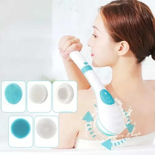 Cepillo eléctrico para ducha blanco y turquesa con mango largo, usado en la espalda por una mujer, e incluye cinco cabezales intercambiables.