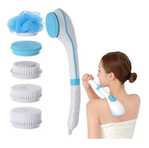 Cepillo eléctrico de ducha blanco y azul con mango largo y cinco cabezales intercambiables, usado por una mujer para exfoliar su espalda.