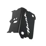 Protector de bomba delantera negro para moto Hunk 125R en ángulo, fabricado en metal con perforaciones y diseño lateral.