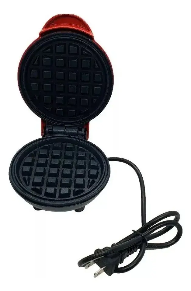 Mini waflera eléctrica roja abierta con placas circulares negras antiadherentes de relieve cuadriculado y cable de alimentación.