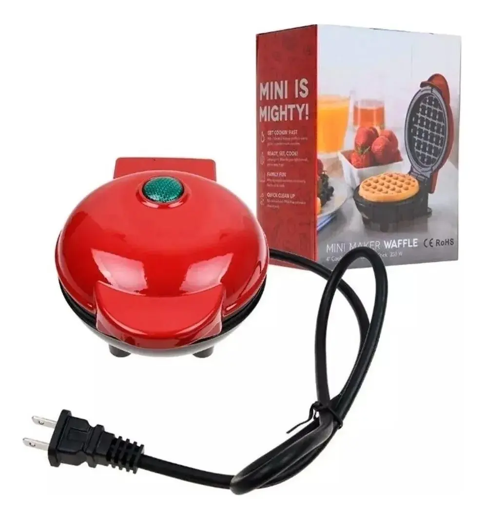 Mini waflera eléctrica roja con luz verde, cable de alimentación y caja de empaque con waffles y frutas sobre fondo blanco.