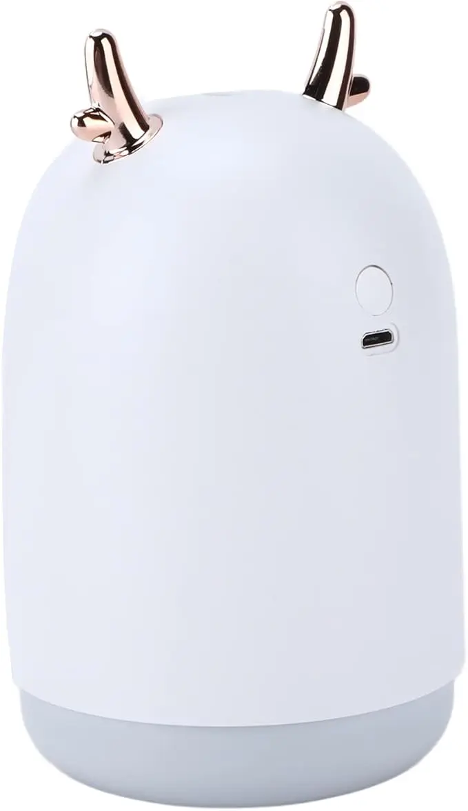 Humidificador ultrasónico portátil color blanco con cuernos dorados y base gris claro, botón de encendido y puerto USB laterales.