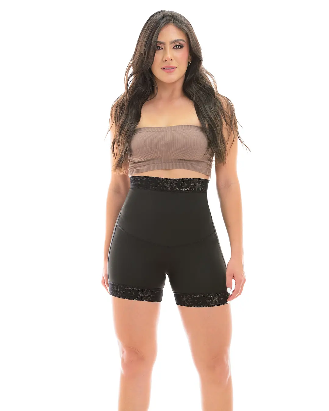 Mujer luciendo short de control negro de tiro alto con detalles de encaje en cintura y piernas, y top marrón strapless.