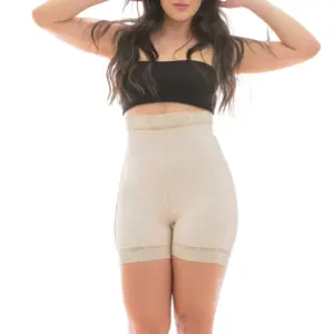 Faja short moldeadora de tiro alto color beige con detalles de encaje en cintura y piernas para comprimir el abdomen y definir la figura.