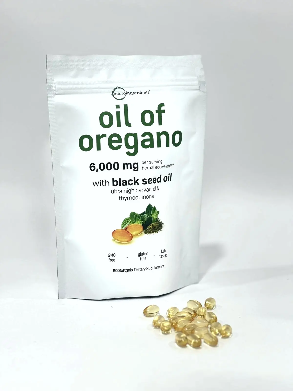 Bolsa blanca con aceite de orégano y semilla negra, 6,000 mg, 90 cápsulas blandas doradas esparcidas al frente sobre superficie blanca.