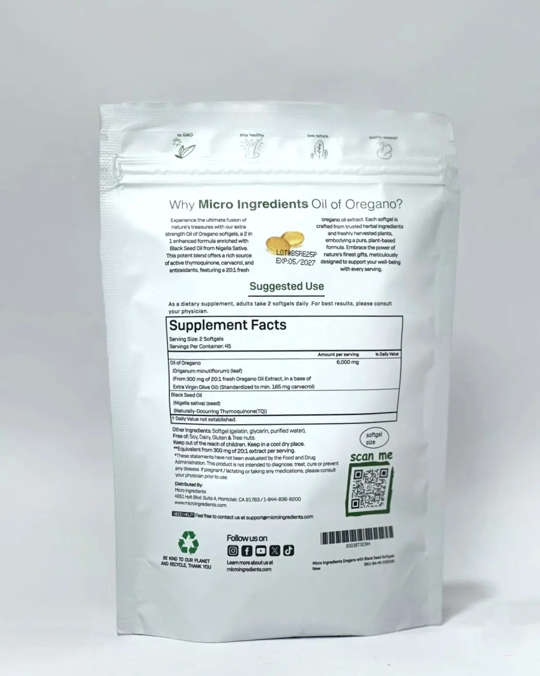 Reverso de bolsa blanca con cierre hermético que muestra la tabla nutricional, instrucciones de uso y código QR de cápsulas de aceite de orégano.