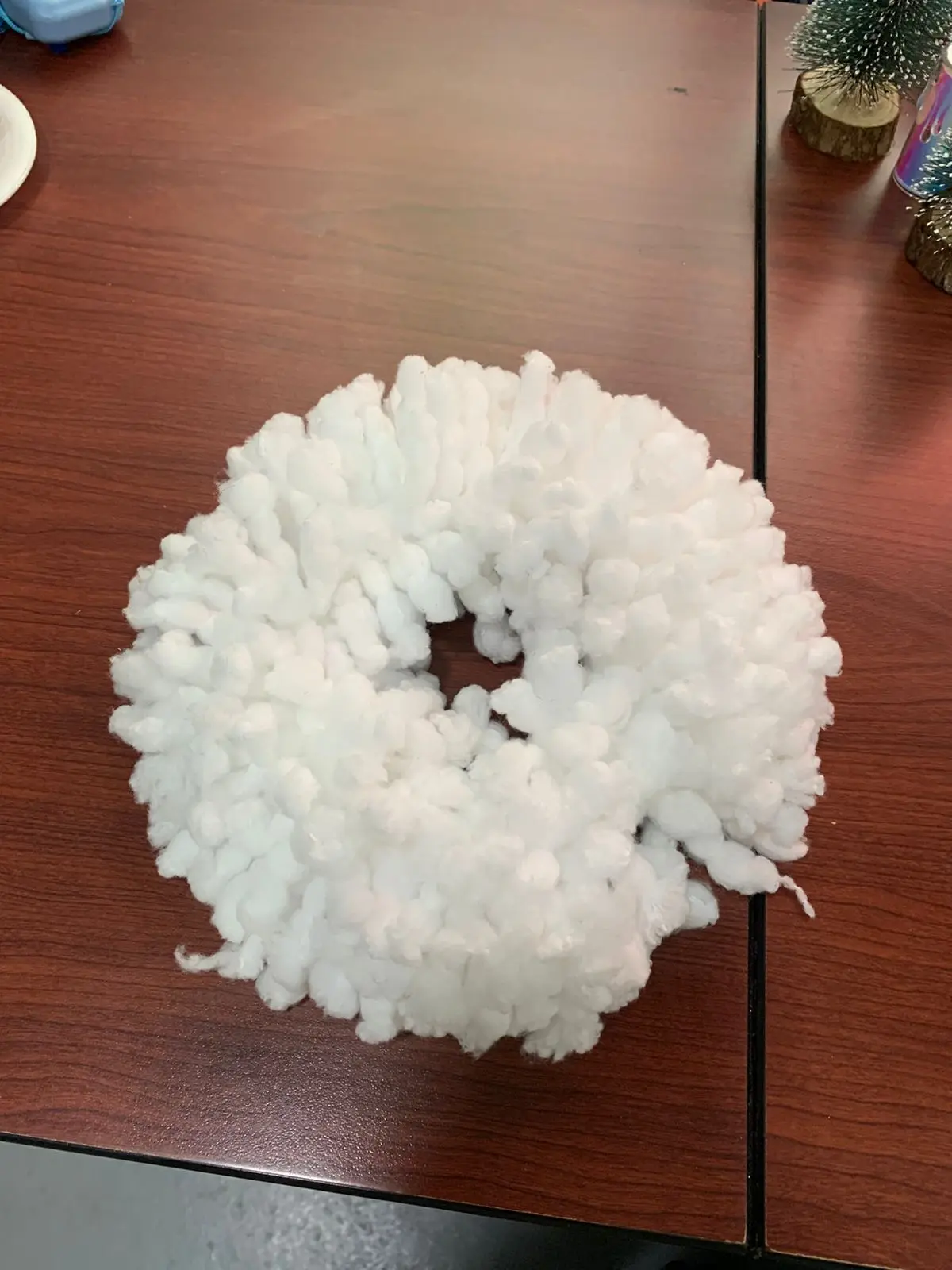 Repuesto de mopa circular blanca en microfibra de alta absorción para trapero giratorio de 360 grados, textura suave y esponjosa.