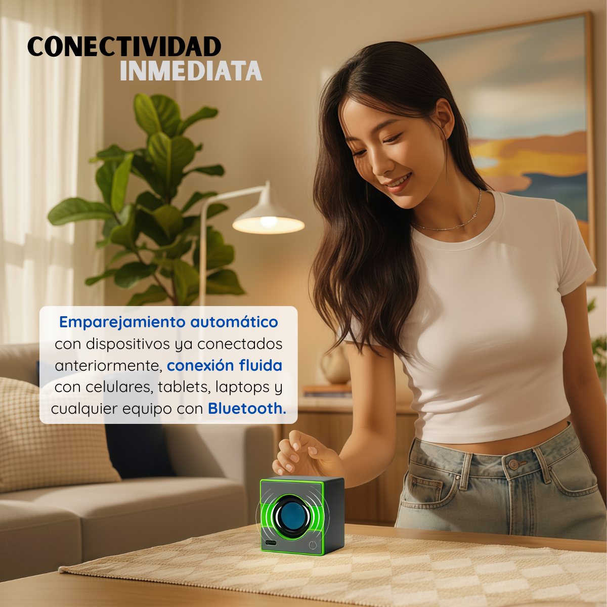 Mujer joven tocando un mini parlante portátil Bluetooth negro con acentos verdes y sonido envolvente sobre una mesa de madera en una sala.