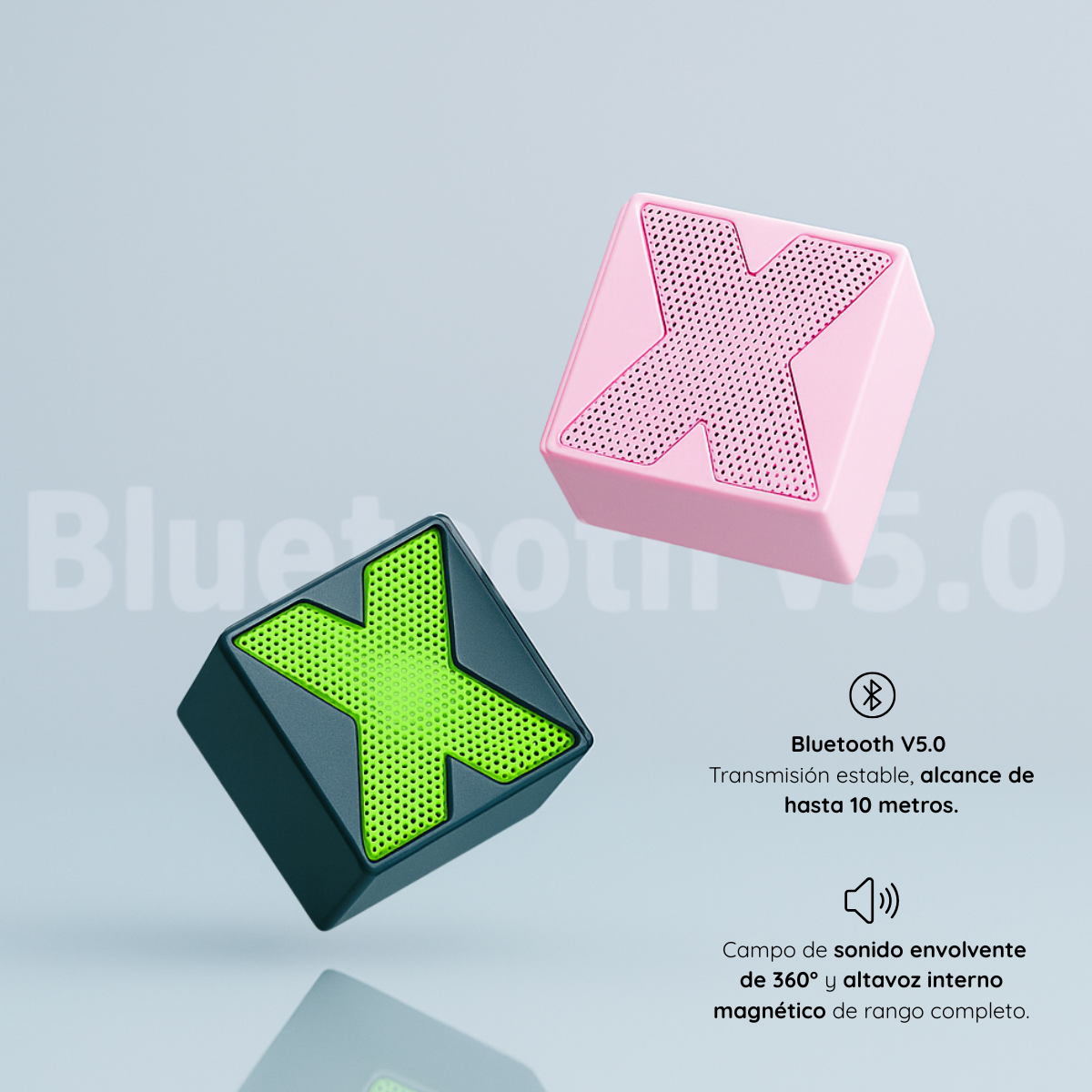 Dos mini parlantes portátiles Bluetooth flotando; uno rosa y otro gris oscuro con rejilla verde en forma de X, junto a especificaciones.