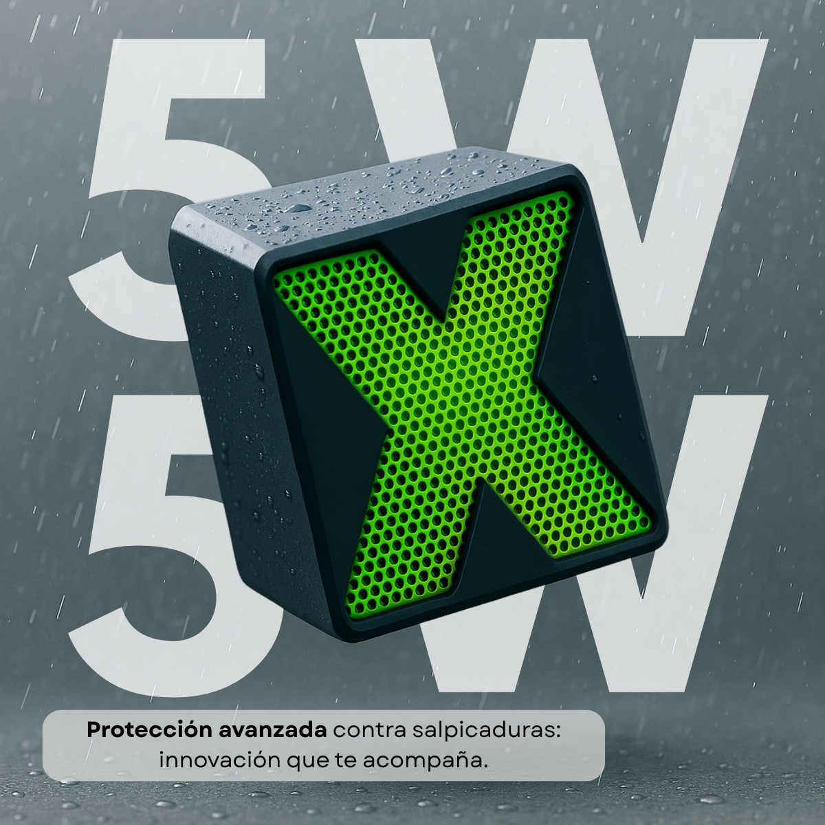Parlante portátil cuadrado verde oscuro de 5W con rejilla frontal perforada en forma de X verde brillante, sobre fondo gris con lluvia.