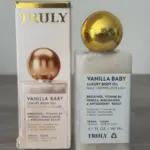 Aceite corporal Truly Vanilla Baby de 90 ml con tapa dorada, junto a su caja, formulado con bakuchiol y niacinamida para una piel luminosa y sedosa.