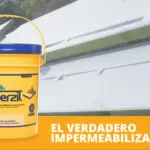 Balde amarillo de 5 galones de impermeabilizante elastomérico Imperzil sobre un techo blanco, ideal para proteger estructuras contra filtraciones y grietas.