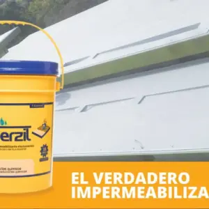 Balde amarillo de 5 galones de impermeabilizante elastomérico Imperzil sobre un techo blanco, ideal para proteger estructuras contra filtraciones y grietas.