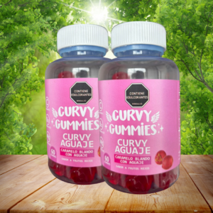 Dos frascos de gomitas Curvy Aguaje con tapa blanca sobre mesa de madera, frente a fondo verde de árboles.