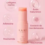 Bálsamo hidratante multiusos en barra de 9 g, color rosado, rodeado de burbujas flotantes que indican sus ingredientes: colágeno, ácido hialurónico y rosa.