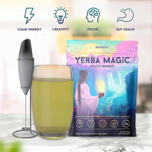 Bolsa de Yerba Magic sabor durazno y mango, vaso de vidrio con infusión amarilla, espumador eléctrico y cuatro iconos superiores de beneficios.