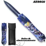 Navaja táctica retráctil de salida frontal con estampado de calavera azul, incluye hoja de doble filo, clip de bolsillo, rompecristales y funda negra de nylon.