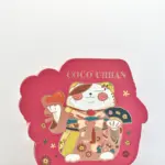 Paleta de sombras de ojos rosada con forma de gato de Coco Urban, adornada con detalles dorados y diseño tradicional japonés.