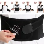 Corrector de postura ergonómico negro para espalda y hombros con soporte lumbar ajustable, correas en X y cierre de velcro.