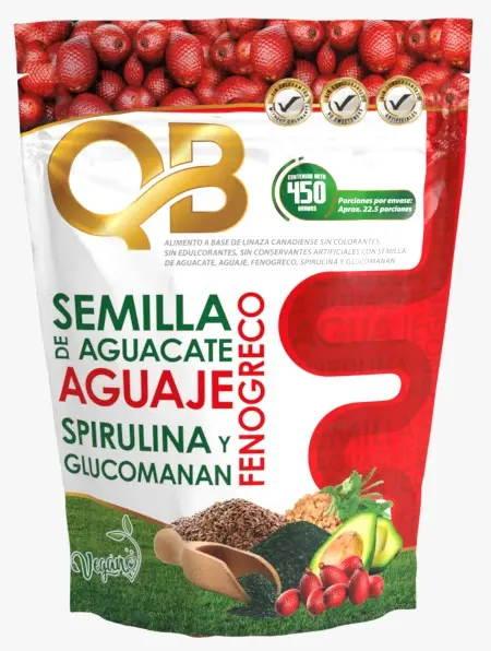 Bolsa blanca y roja de 450 g con logo QB dorado, semillas de aguacate, aguaje, espirulina y fenogreco, sobre fondo verde pasto.
