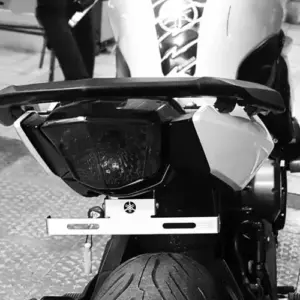 Porta placa universal de acero inoxidable instalado en la parte trasera de una motocicleta, con diseño horizontal y acabado metálico.