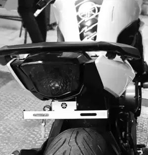 Set x2 Porta placa universal para motocicleta en acero inoxidable - renueva la estética trasera y asegura tu matrícula con máxima resistencia